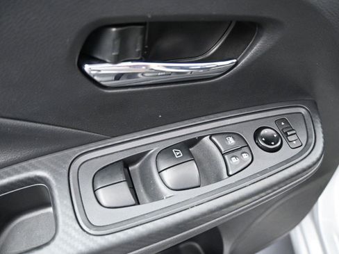 Used 2025 Nissan Versa SV image 8