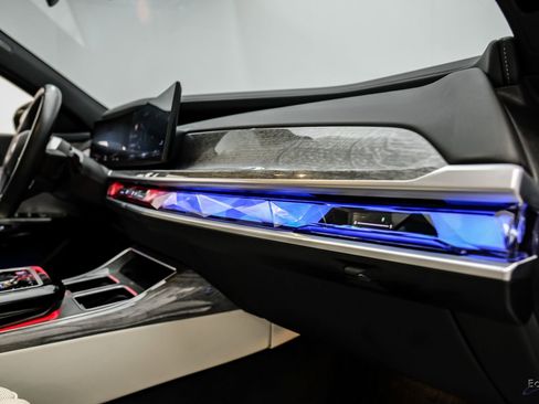 Used 2025 BMW i7 xDrive60 AWD/4WD image 47