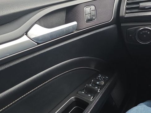 Used 2020 Ford Fusion Titanium image 9