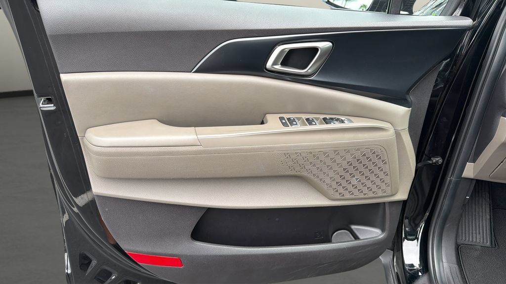 Used 2025 Kia Carnival FWD image 14
