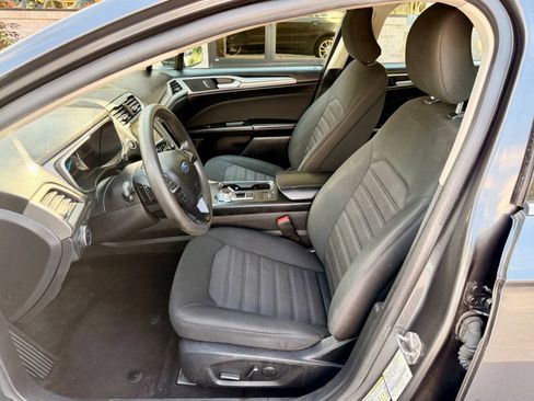 Used 2019 Ford Fusion SE FWD image 9