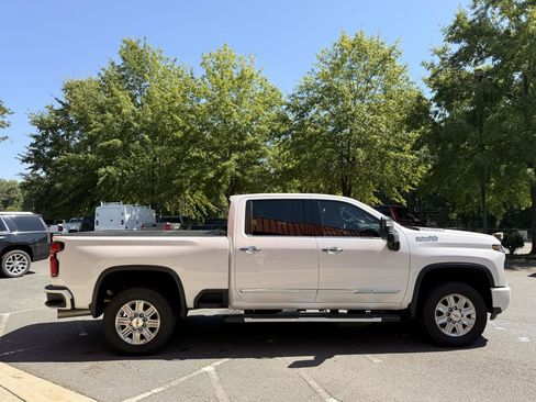 Used 2024 Chevrolet Silverado 2500 High Country w/ Technology Package AWD/4WD image 4