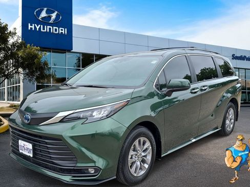 Used 2025 Toyota Sienna XLE FWD image 1