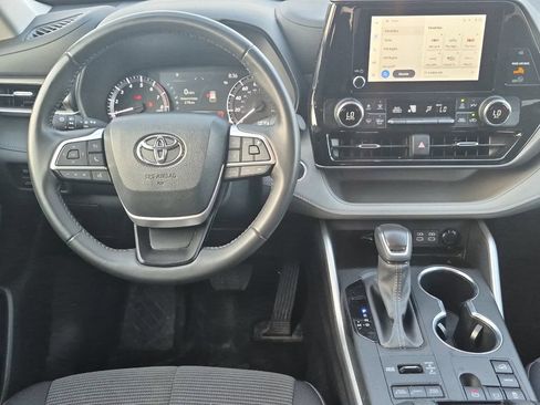 Used 2024 Toyota Highlander LE AWD/4WD image 14