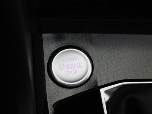 Used 2025 Volkswagen Taos SE image 14