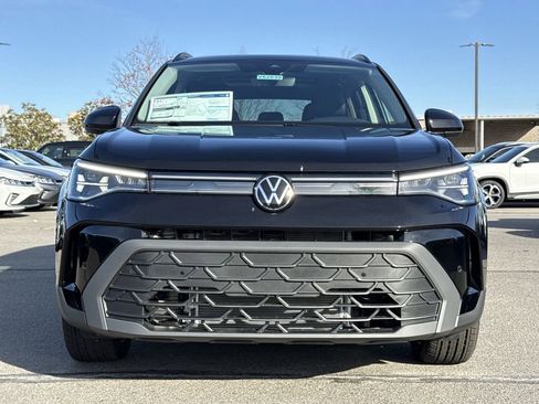 New 2026 Volkswagen Taos SE image 8