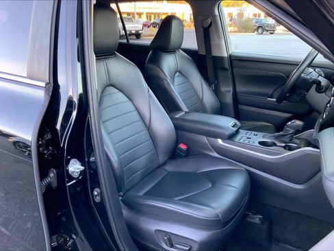 Used 2024 Toyota Highlander XLE image 8