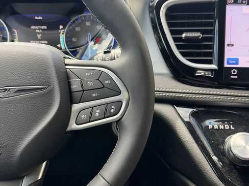 Used 2026 Chrysler Pacifica Limited FWD image 12