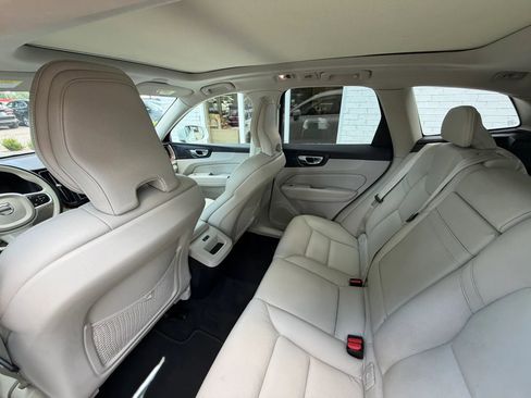 Used 2021 Volvo XC60 T6 Momentum AWD/4WD image 18