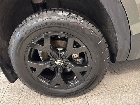 Used 2025 Volkswagen Atlas Peak Edition SE image 10