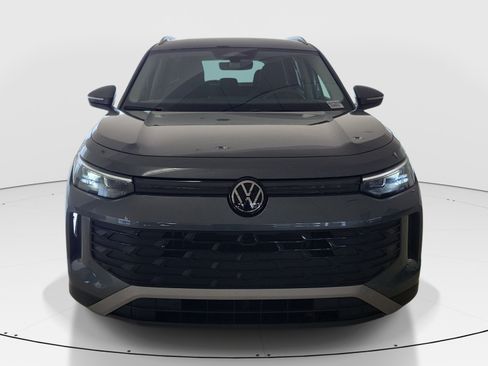 Used 2025 Volkswagen Tiguan SE FWD image 3