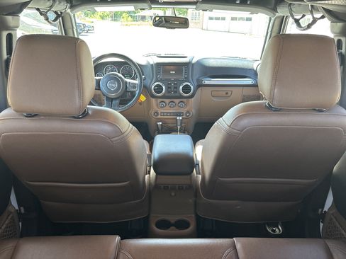 Used 2017 Jeep Wrangler Unlimited Sahara w/ Connectivity Group AWD/4WD image 8