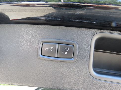 Used 2019 Porsche Macan AWD/4WD image 18
