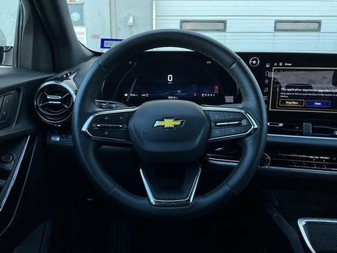 Used 2025 Chevrolet Equinox LT image 32