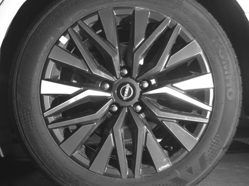 Used 2025 Nissan Altima 2.5 SV FWD image 14