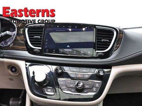 Used 2023 Chrysler Pacifica Limited FWD image 12