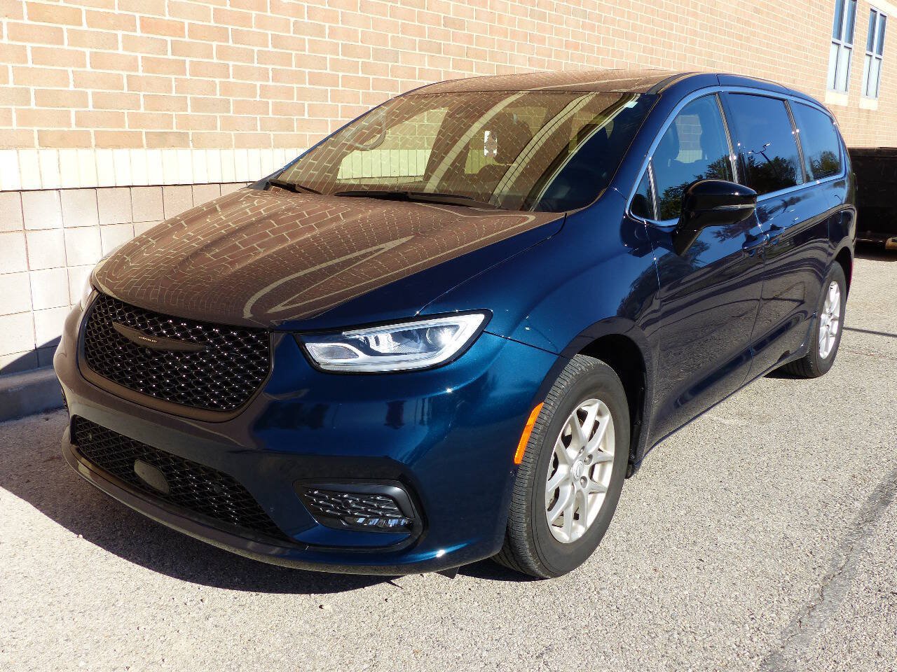 Used 2025 Chrysler Pacifica Select FWD image 6