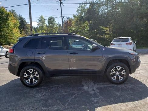 Used 2018 Jeep Cherokee Trailhawk image 9