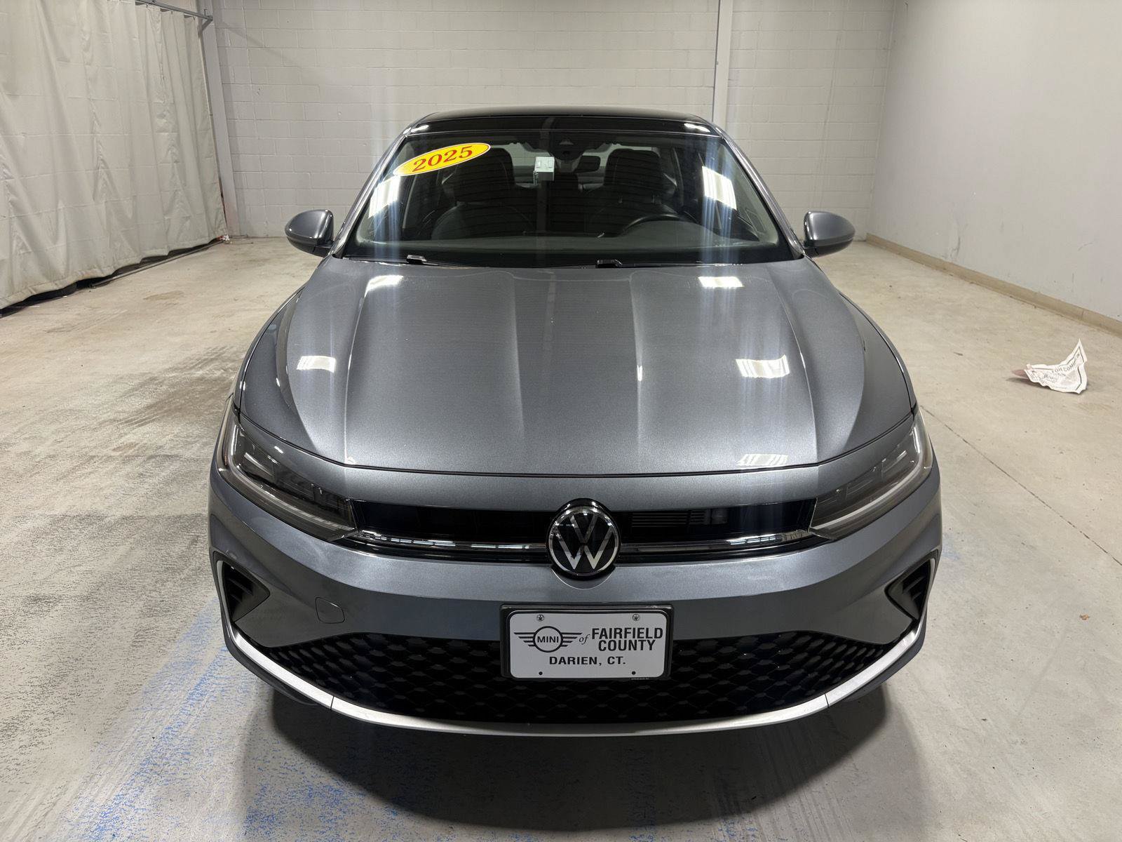 Used 2025 Volkswagen Jetta SE FWD image 2