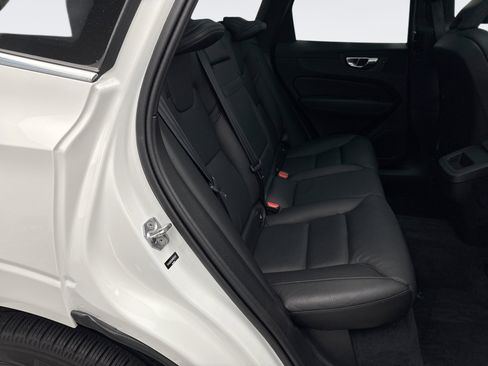 Used 2021 Volvo XC60 T5 Momentum image 18