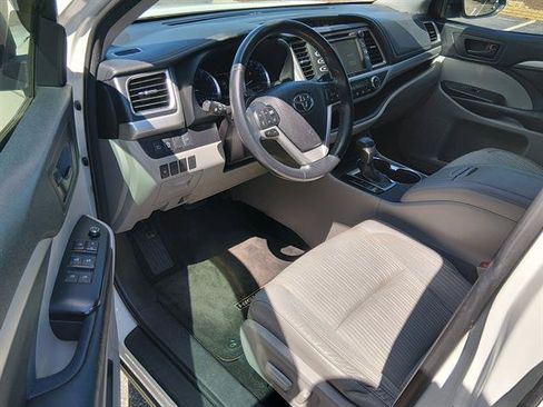 Used 2018 Toyota Highlander Plus FWD image 9