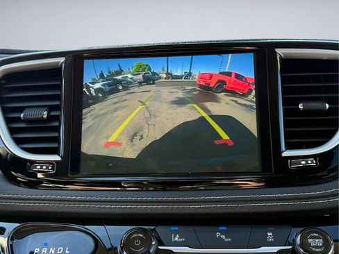 Used 2023 Chrysler Pacifica Touring-L FWD image 21
