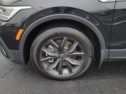 Used 2022 Volkswagen Tiguan SE w/ Panoramic Sunroof Package image 13