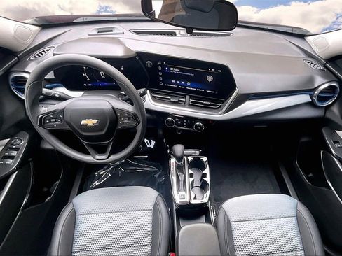 Used 2025 Chevrolet Trax LT image 7