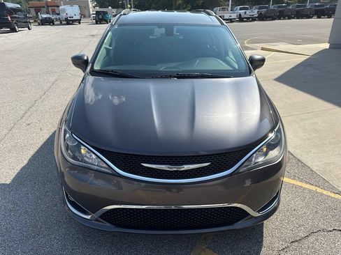 Used 2017 Chrysler Pacifica Touring-L Plus FWD image 11