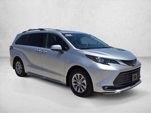 Used 2025 Toyota Sienna XLE AWD/4WD image 3
