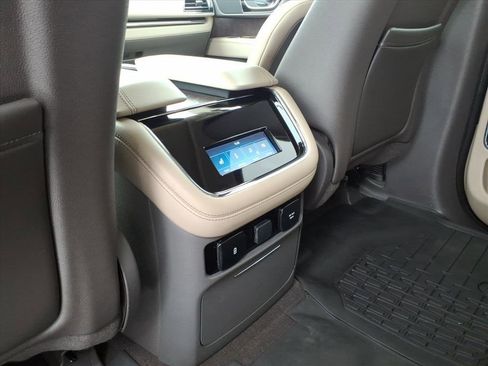 Used 2024 Lincoln Navigator Premiere image 9