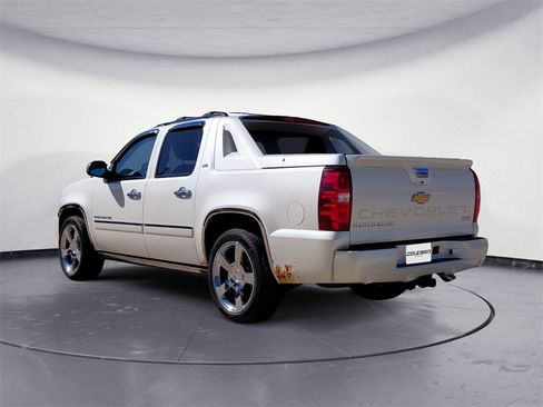 Used 2012 Chevrolet Avalanche LTZ image 3