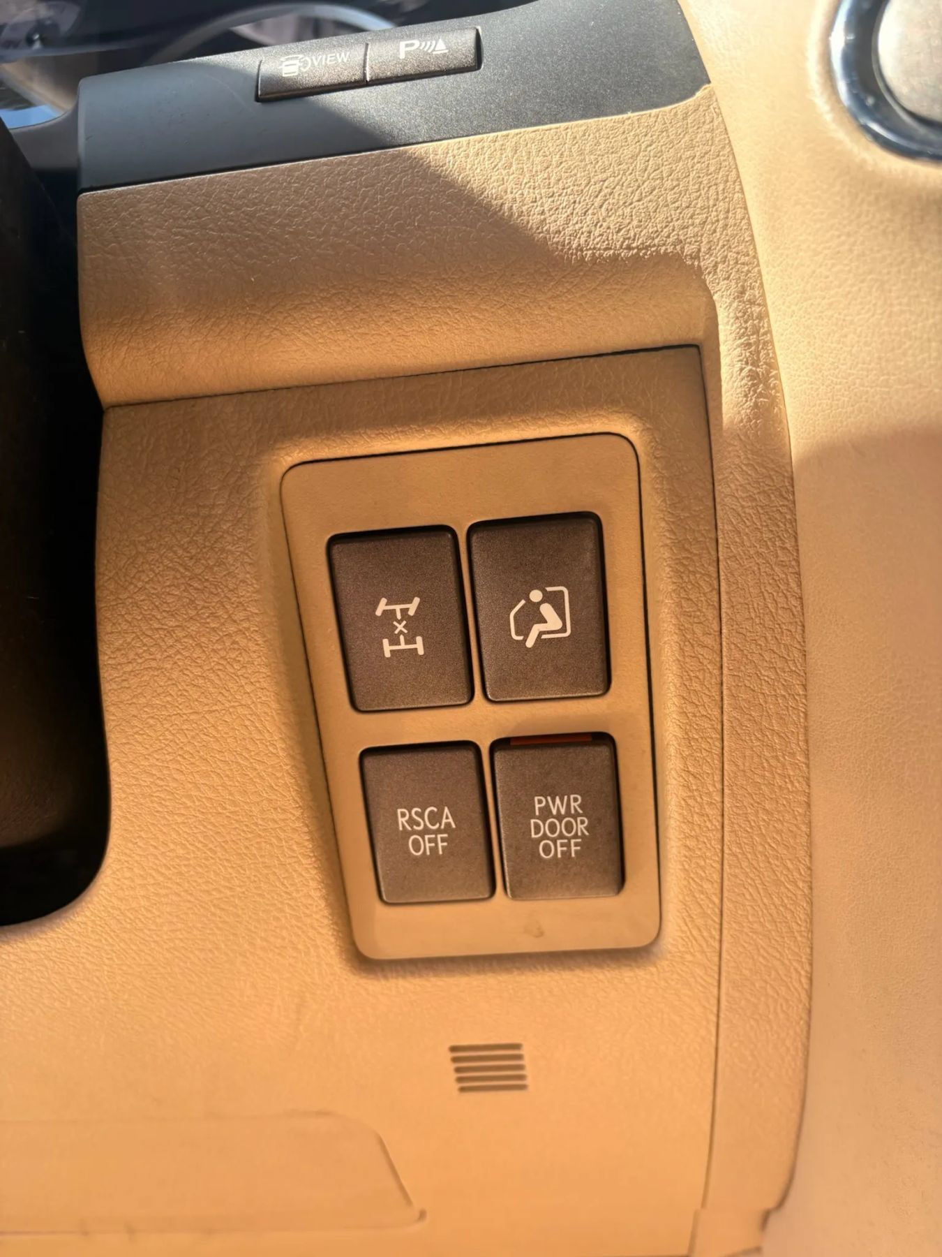 Used 2011 Lexus LX 570 4WD w/ Luxury Pkg image 18
