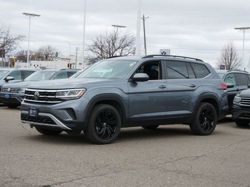 Certified 2023 Volkswagen Atlas SE w/ Black Wheel Package image 3