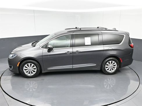 Used 2017 Chrysler Pacifica Touring-L FWD image 28