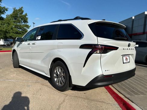 New 2026 Toyota Sienna XLE FWD image 7