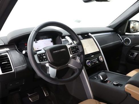 Used 2024 Land Rover Discovery Dynamic SE image 15