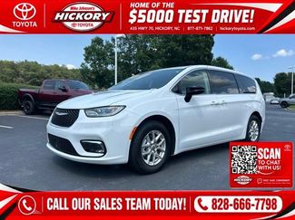 Used 2024 Chrysler Pacifica Touring-L FWD video 1