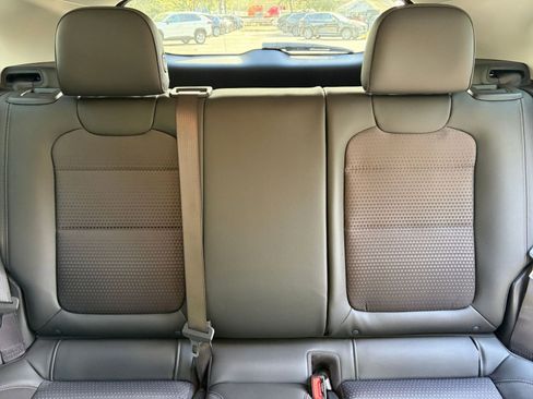 Used 2025 Chevrolet Trax LT image 32