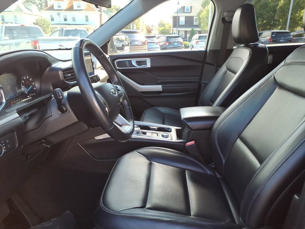 Used 2022 Ford Explorer XLT w/ Equipment Group 202A AWD/4WD image 18