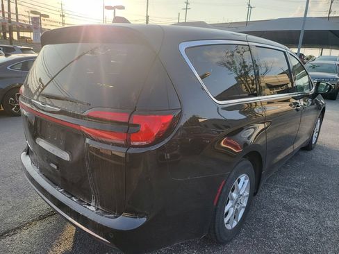 Used 2023 Chrysler Pacifica Touring-L FWD image 8