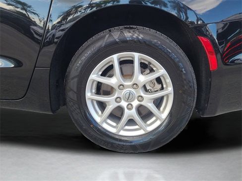 Used 2024 Chrysler Pacifica Touring-L image 12