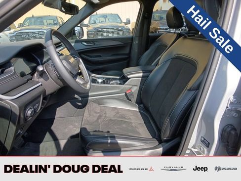 Used 2023 Jeep Grand Cherokee Altitude image 10