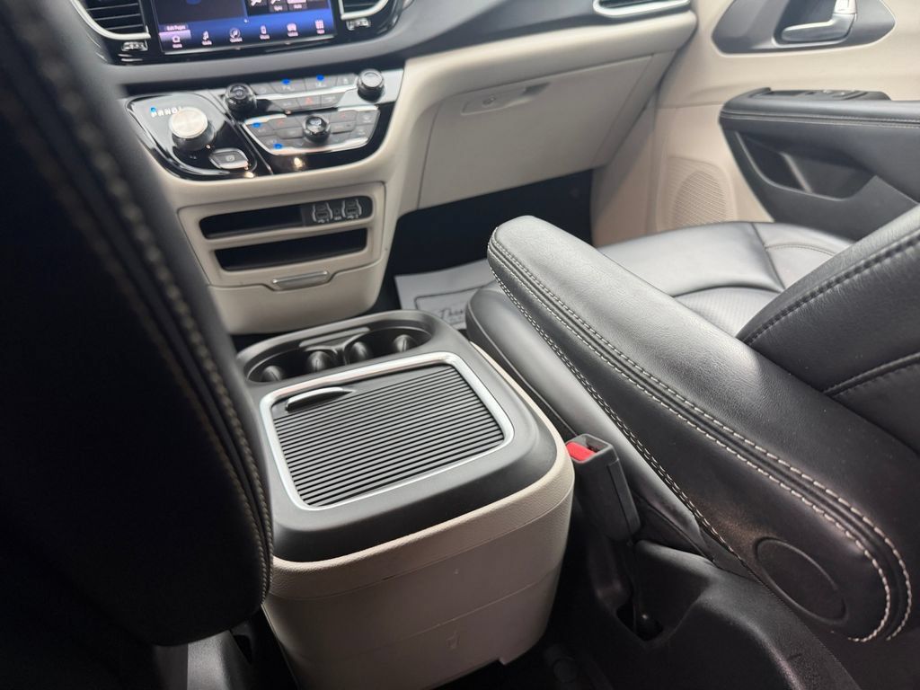 Used 2023 Chrysler Pacifica Touring-L FWD image 23