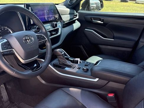 Used 2024 Toyota Highlander XSE AWD/4WD image 9