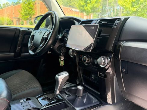 Used 2018 Toyota 4Runner TRD Off-Road AWD/4WD image 31