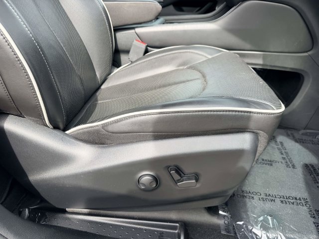 Used 2025 Chrysler Pacifica Limited FWD image 9
