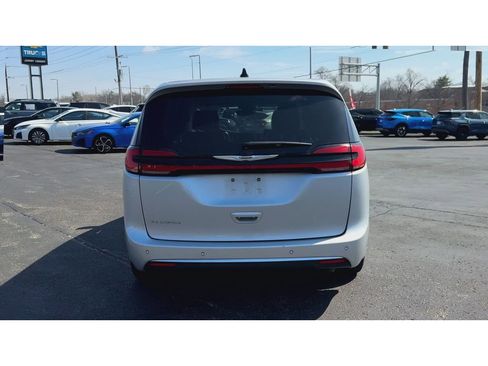 Used 2024 Chrysler Pacifica Touring-L FWD image 7