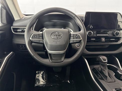 Certified 2025 Toyota Highlander LE FWD image 29