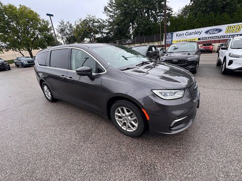 Used 2023 Chrysler Pacifica Touring-L FWD image 7